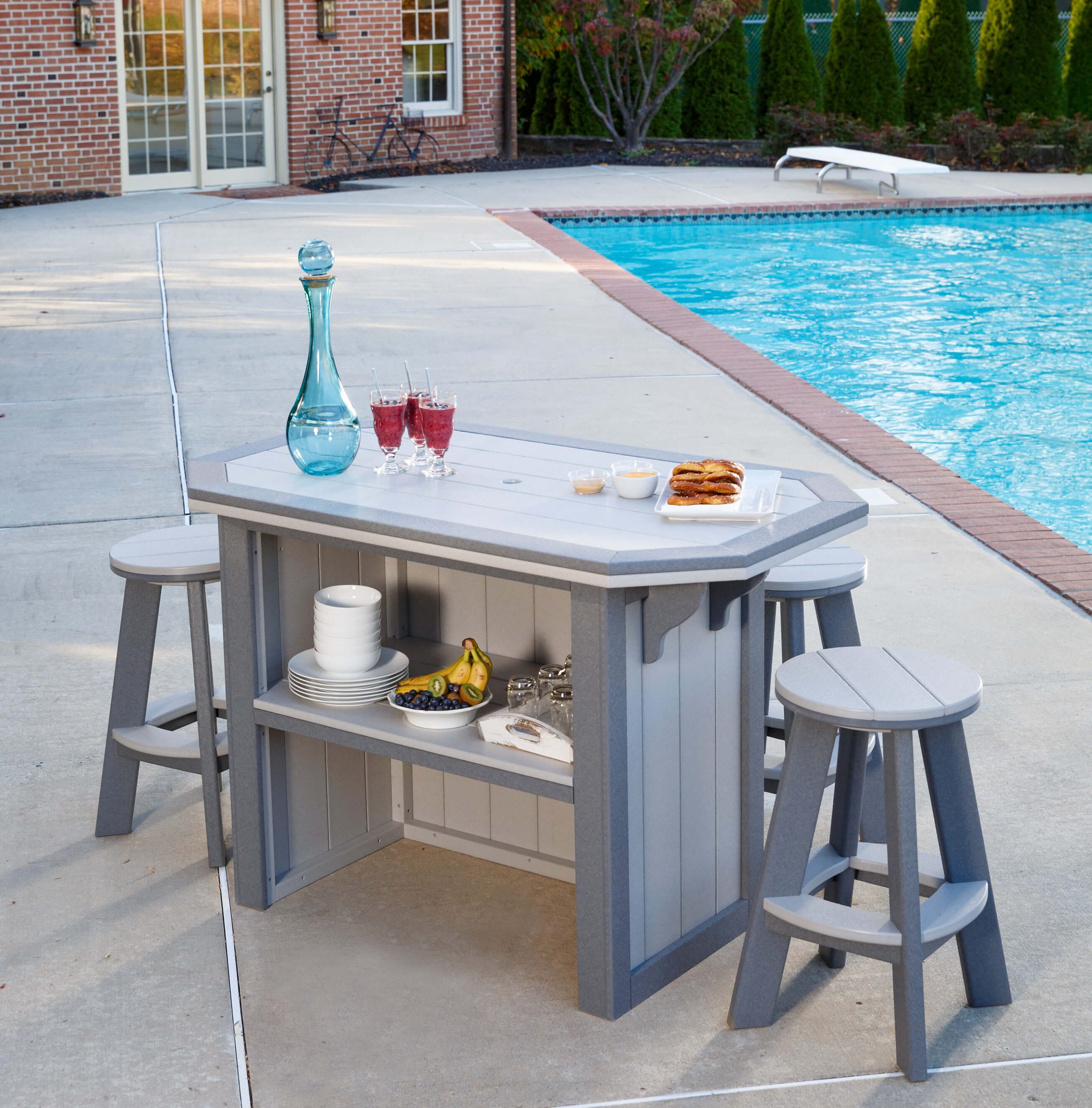 Bar Poly bar and stools by the pool.